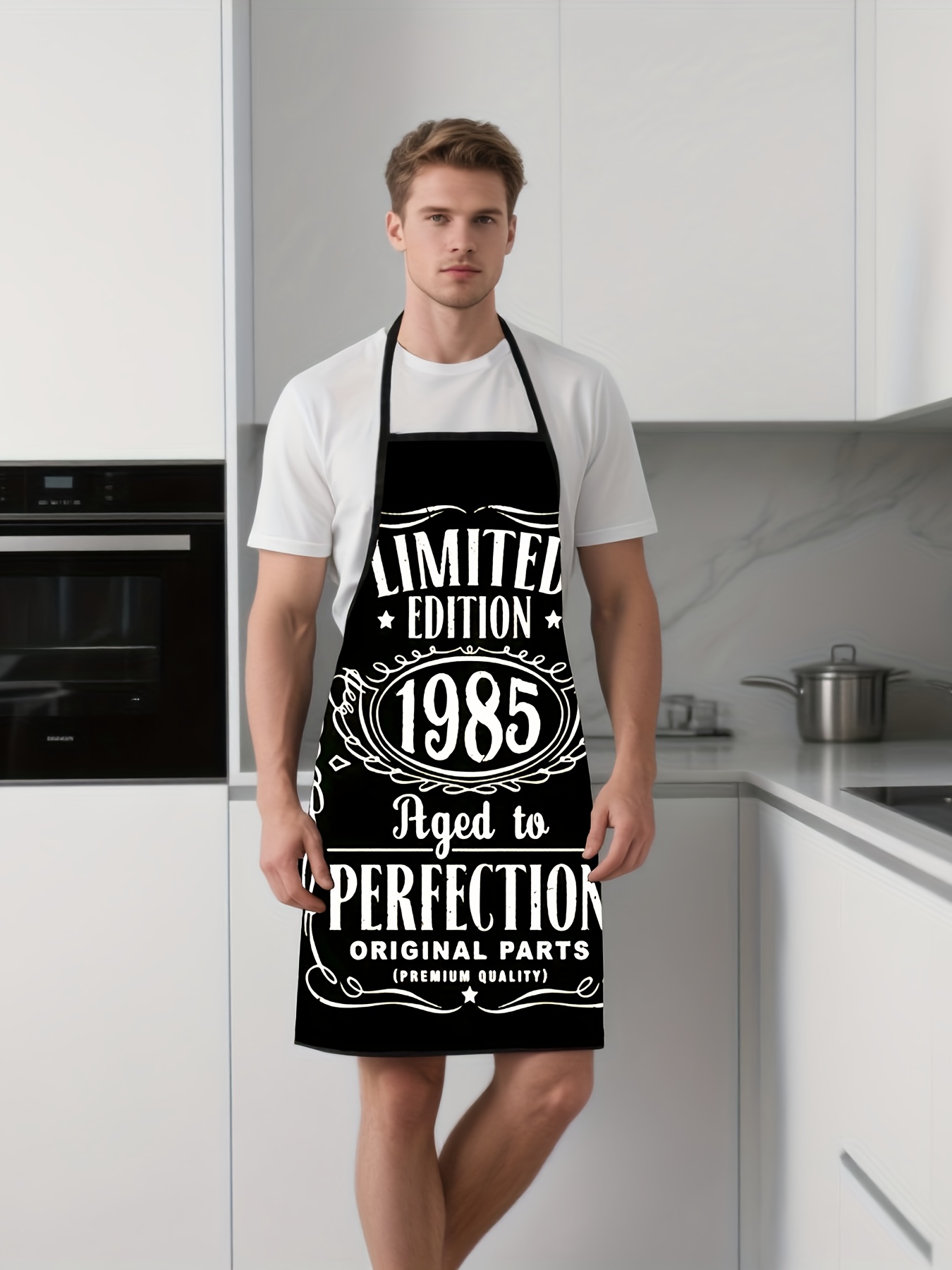 黒色の背景に「1985」のデザインが入ったキッチンエプロン、 - Kitchen Baking Background のレビューと価格